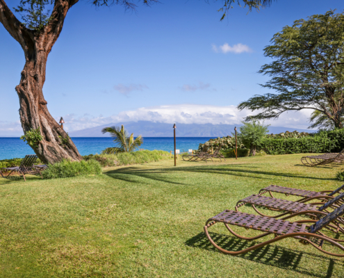 Maui Kaanapali VIllas - lawn area in front of beach